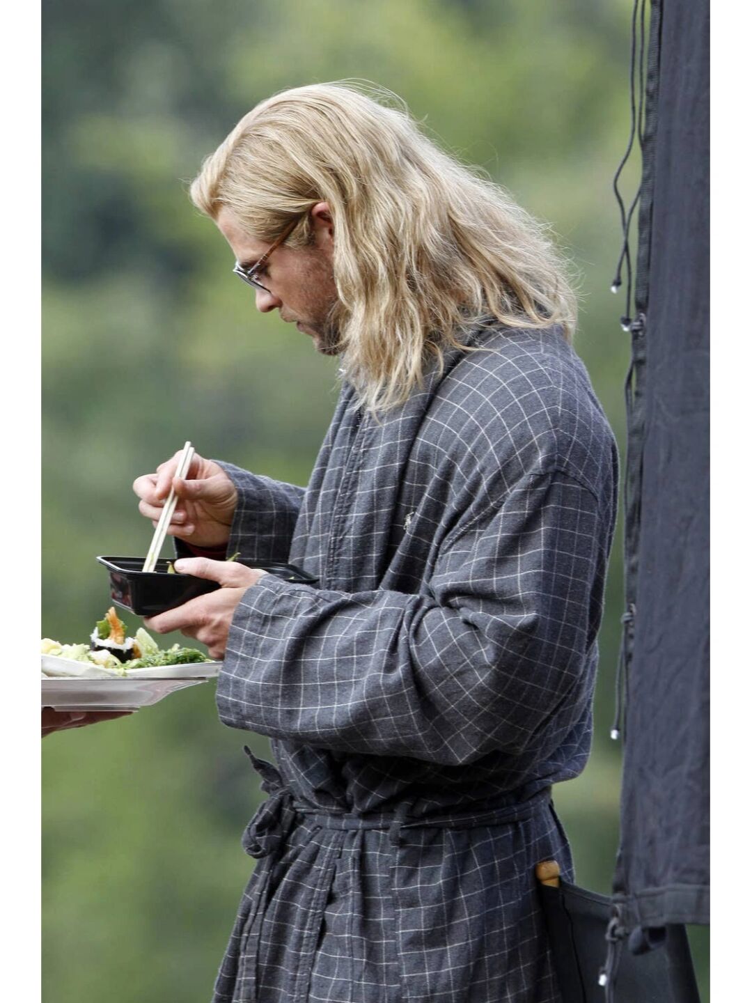 锤哥刚刚出场时有点英明神武的,后来就越来越逗比. 他在戏外也是一样