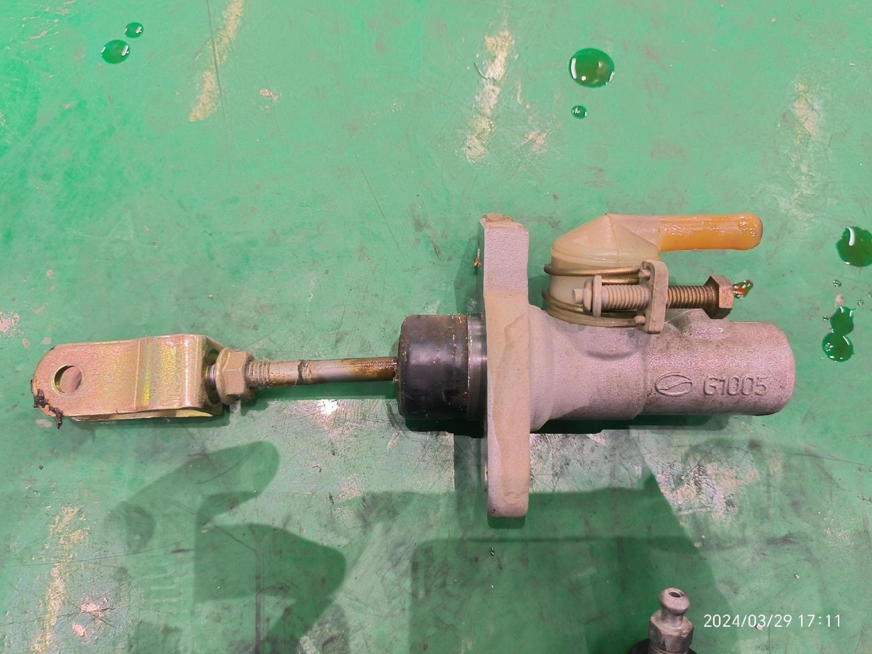 离合器总泵和分泵的功能 离合器总泵通常位于离合器脚踏板附近,它通过