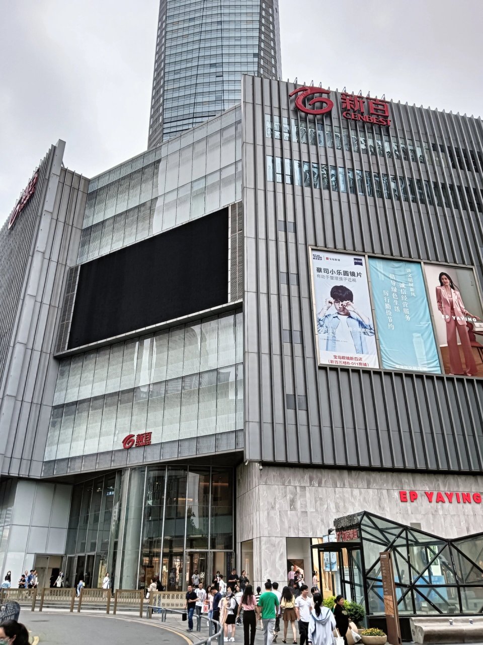 周末去四大金刚之一的南京新百逛了逛,a座感觉还行,周末过来逛的还不