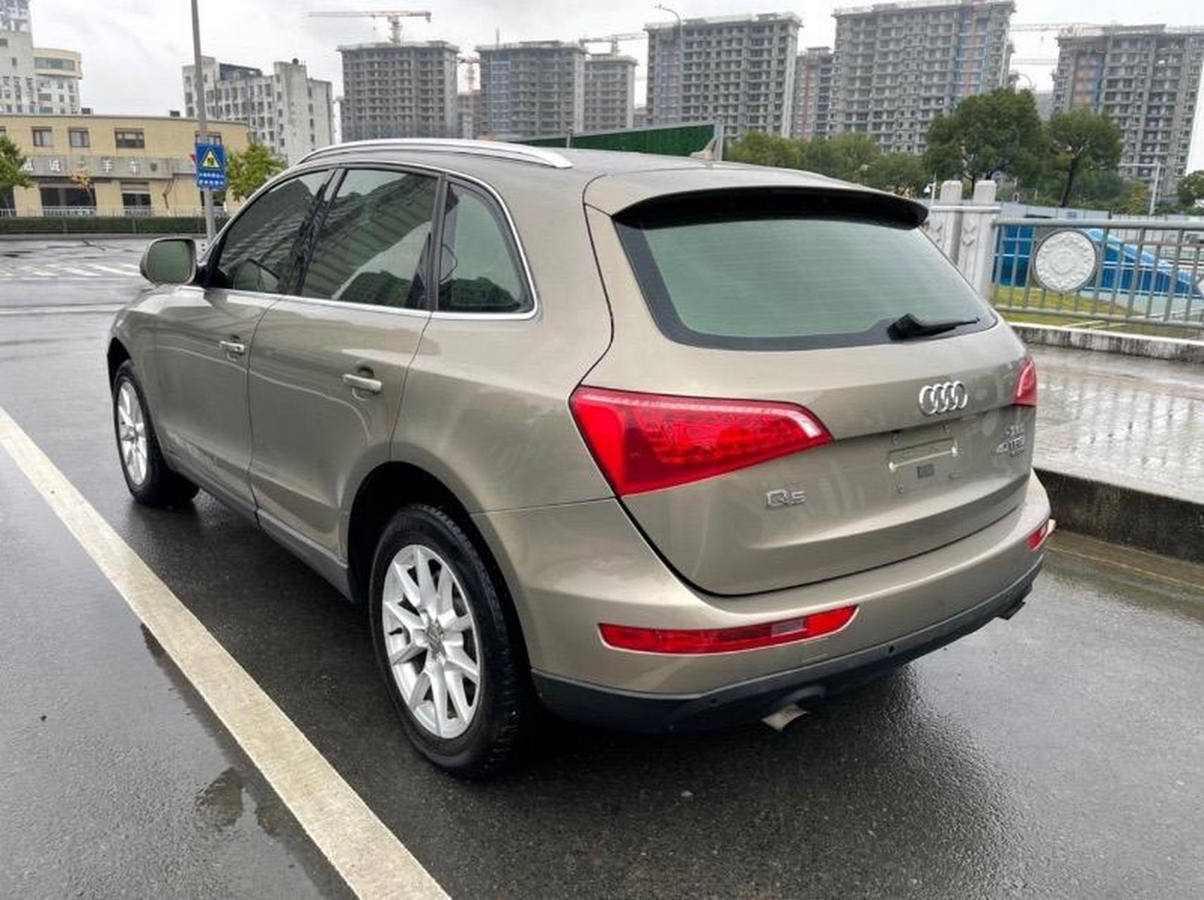 奥迪q5顶配   车型:越野车 车体颜色:香槟金 上牌时间:2011年10月