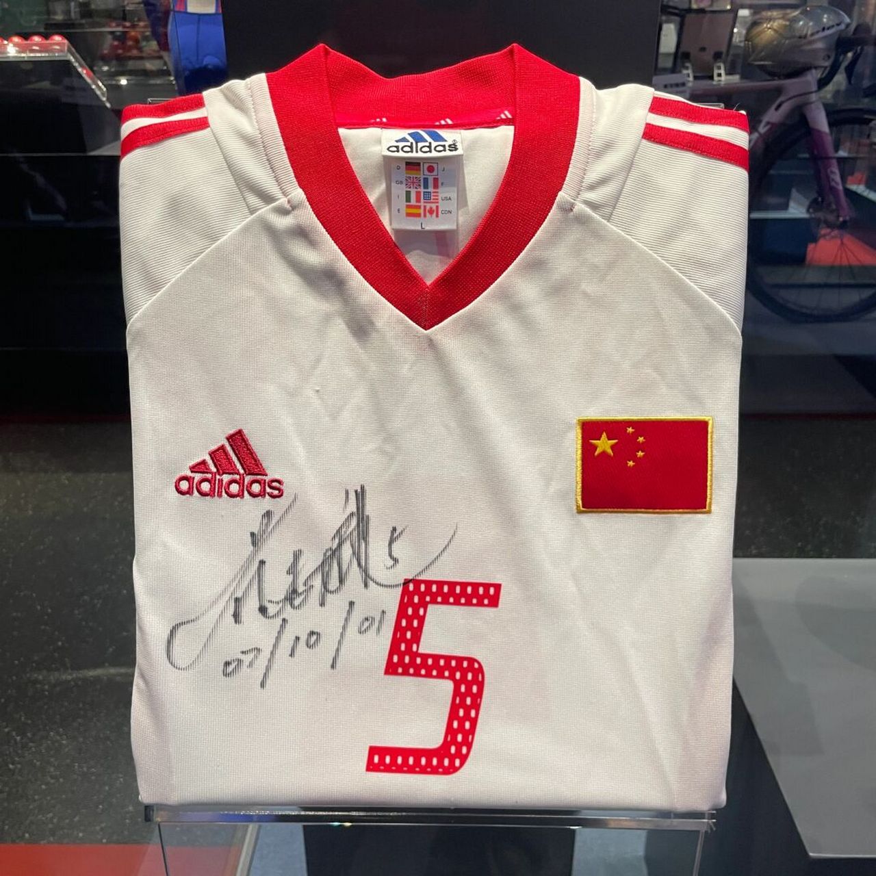 范志毅签名球衣 2002韩日世界杯中国队队长范志毅签名的比赛服,此球衣