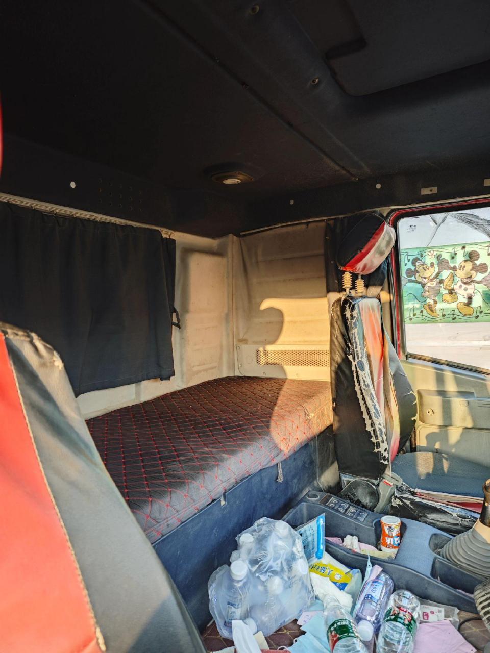 精品国五红岩杰狮c500驾驶室