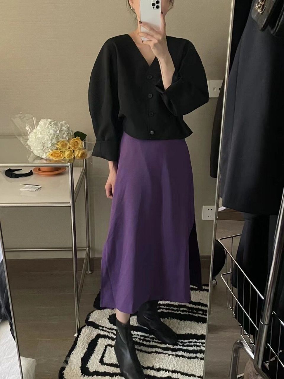 洋气的紫色裙子,搭配设计款黑色上衣,一套气质搭