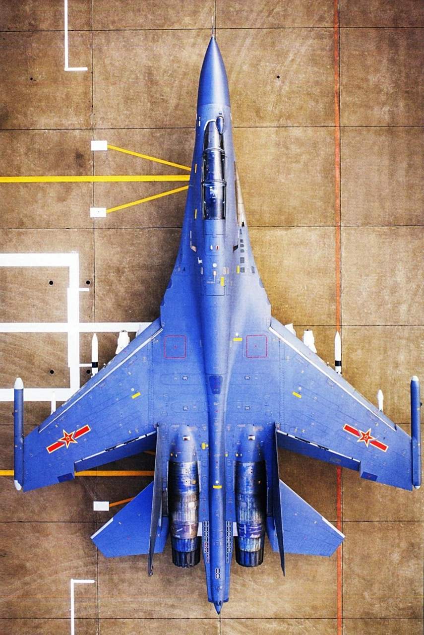 俯瞰苏-30mkk战机, 很正的视角,很工整,挺帅的,  唯一小遗憾就是没有