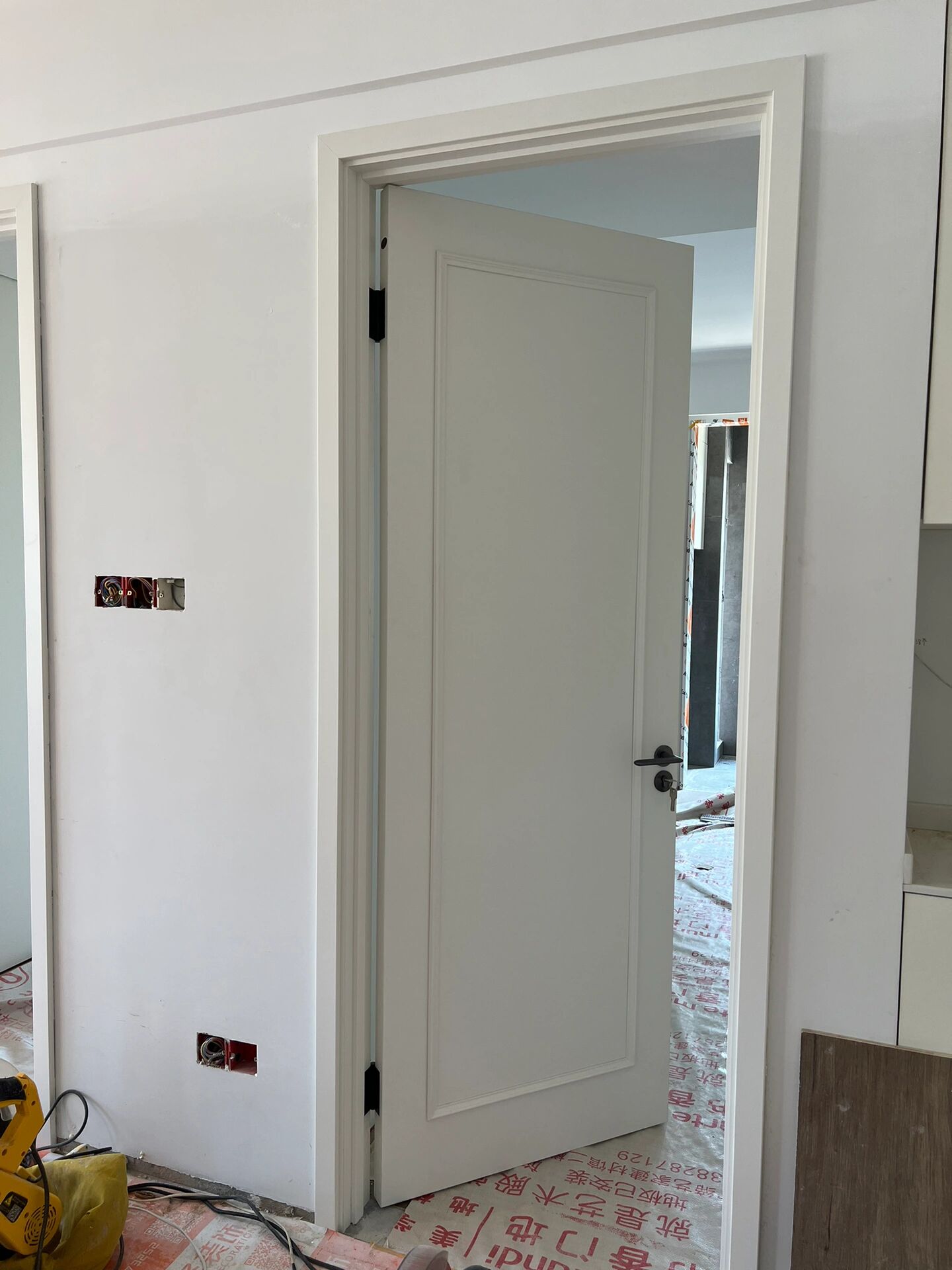 梦天木门好不好,看看细节就知道 🎨颜色 宫廷白:明度更高的白色