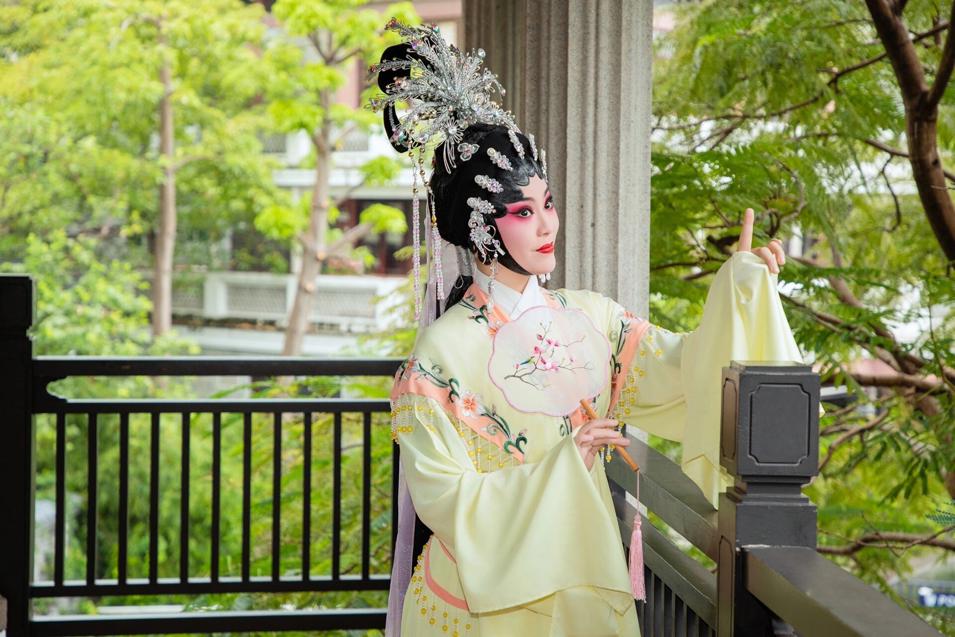 粤剧艺术博物馆粤剧戏曲体验唯美粤剧花旦 和京剧昆曲花旦造型相比