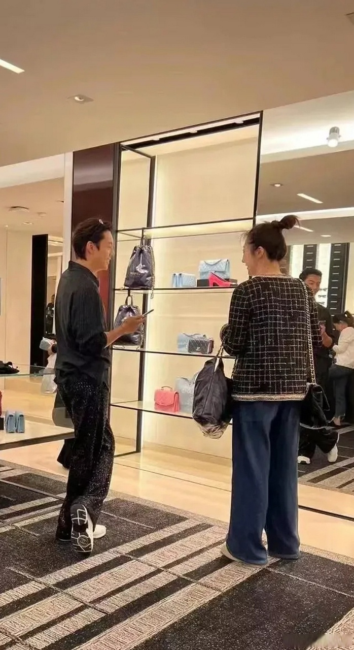 网友在法国偶遇了陈伟霆和刘雯,没有闪光灯的他们真的跟普通人差不多