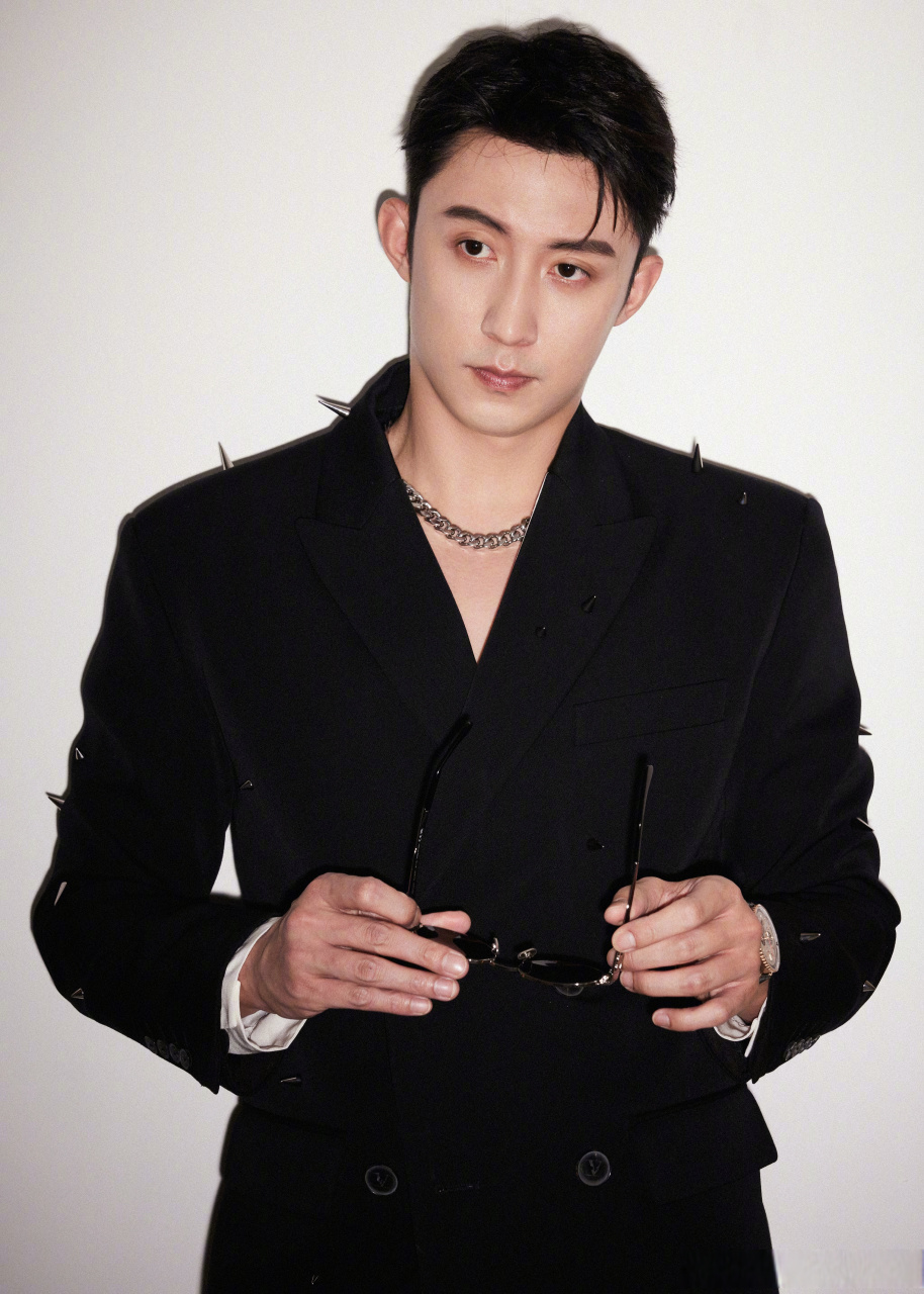 黄景瑜你快把眼镜摘了吧#摘 不摘#微博之夜