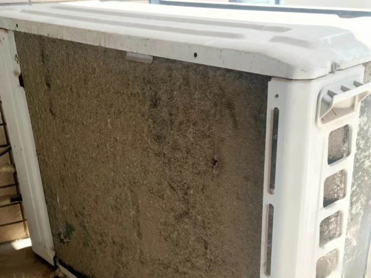 很有可能并不是缺制冷剂了,而是空调外机太久没有清洗了!