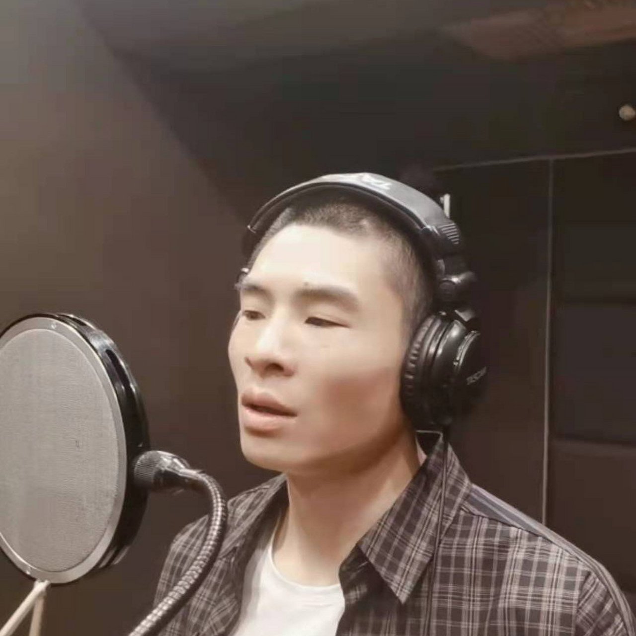 翟煜衡国内地歌手,非常有才华,创造了许多歌曲.