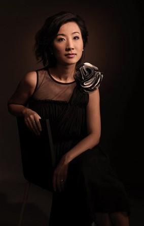 卢琛是中国传媒大学毕业的科班主持,曾经到英国莱斯特大学全球化与