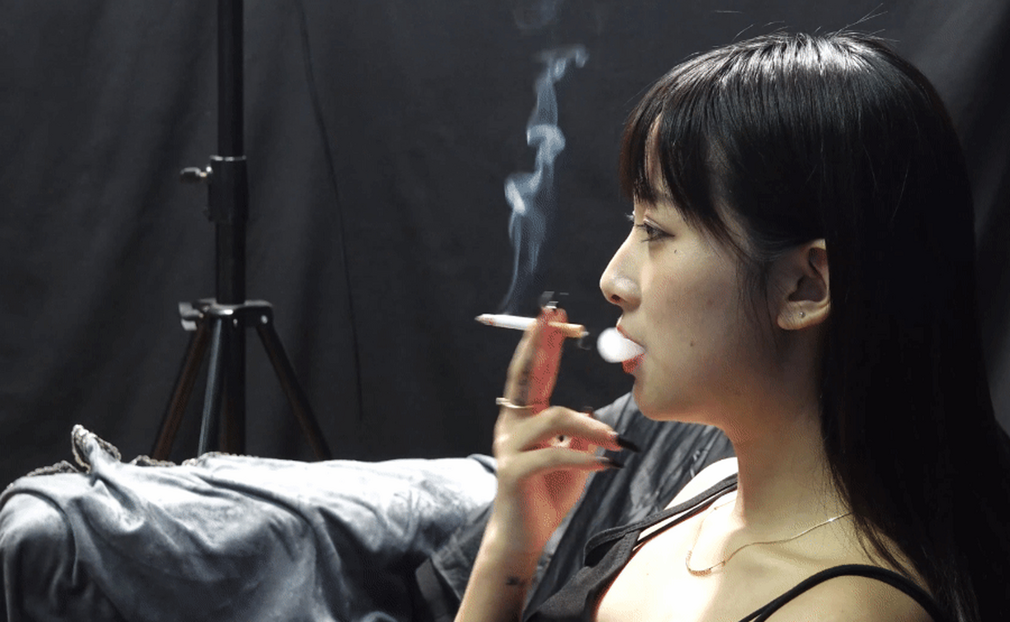 超美小姐姐抽烟实录,非常稀有,你值得拥有!