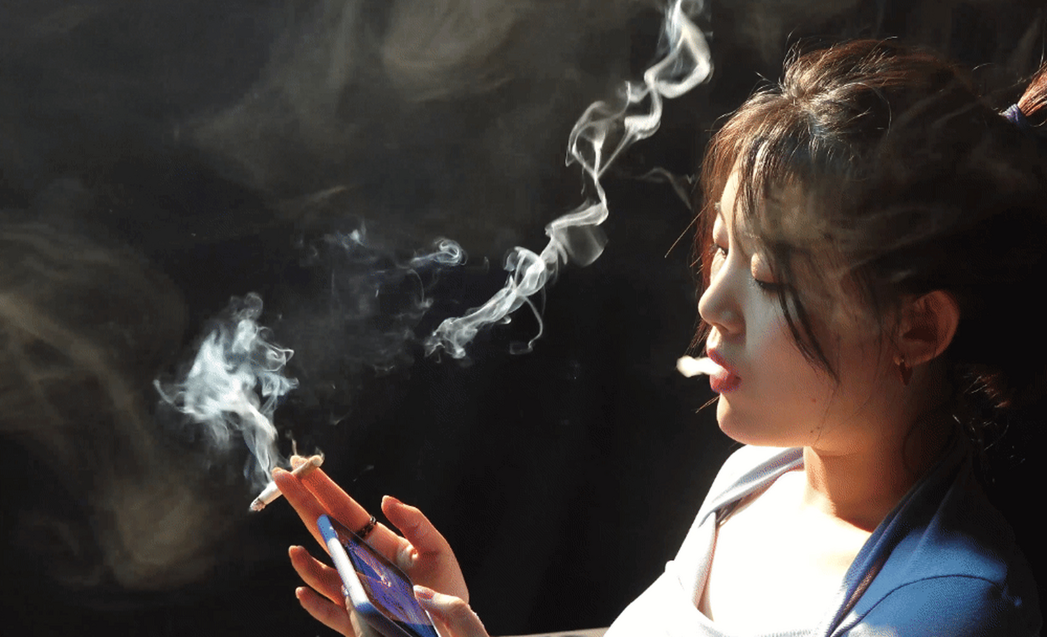 超极品小姐姐虎妞抽烟实录,边玩游戏边抽烟你能做一心二用吗?