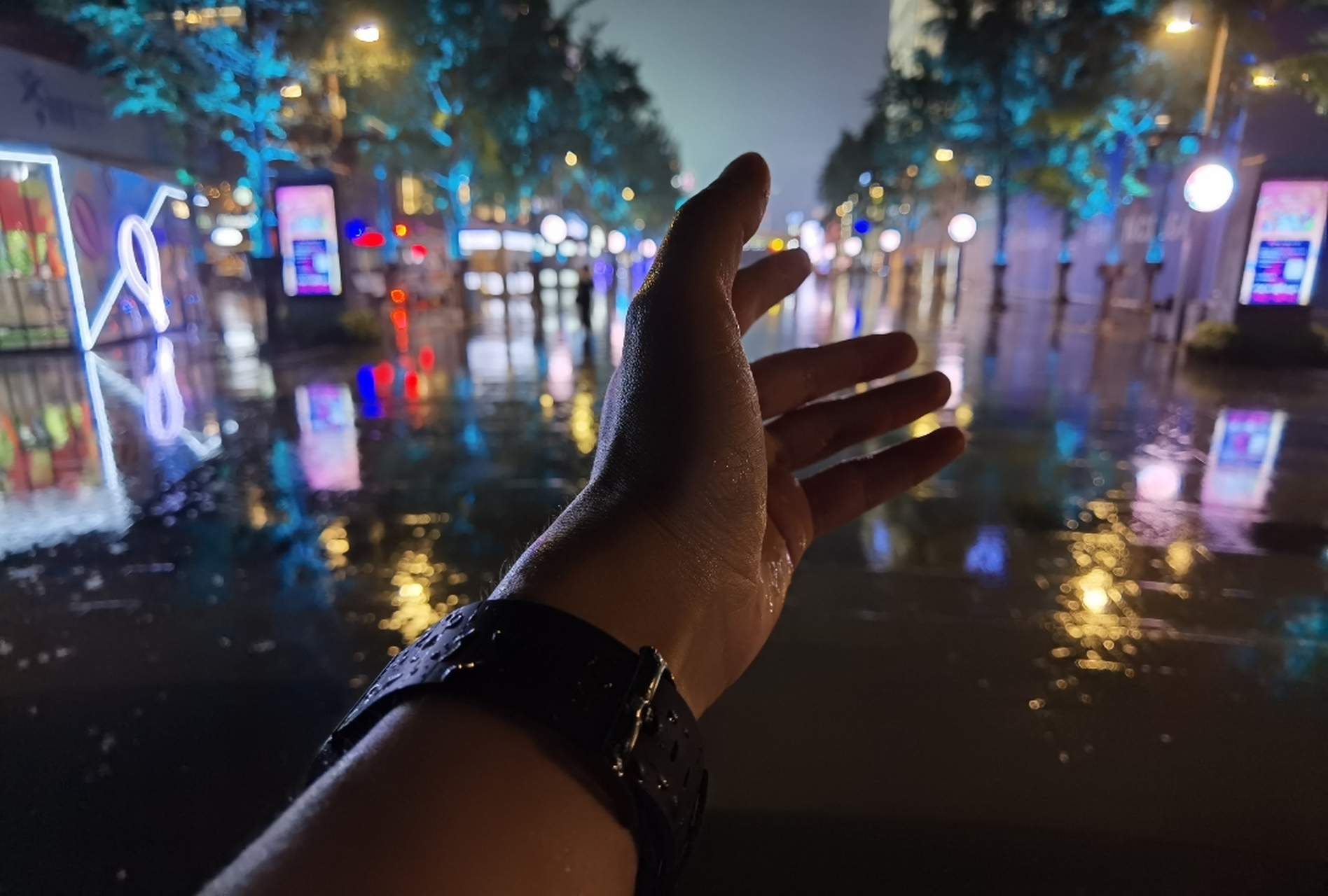 你快回来,他一个人在雨中等待.