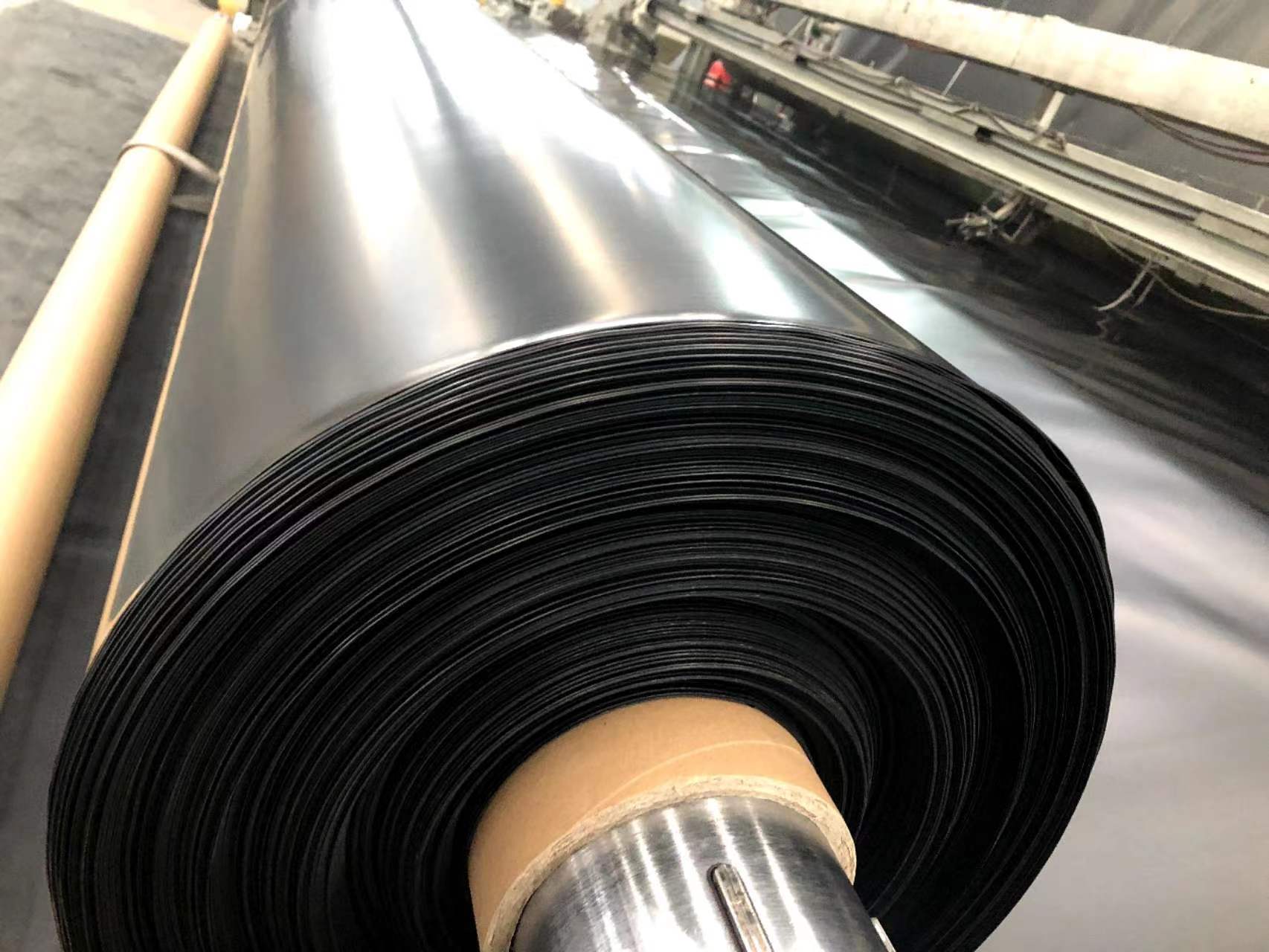 光面土工膜为土工膜两面均为光洁表层的土工膜厂品,hdpe土工膜具备更