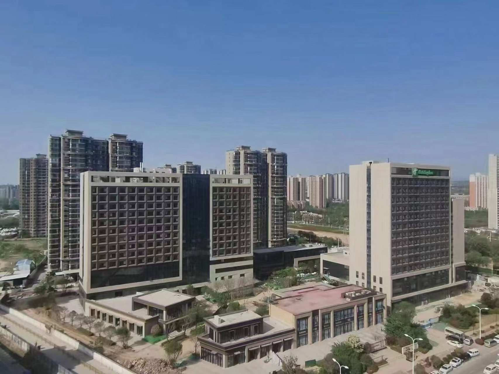 高铁东站,浐河硅谷旁 2.