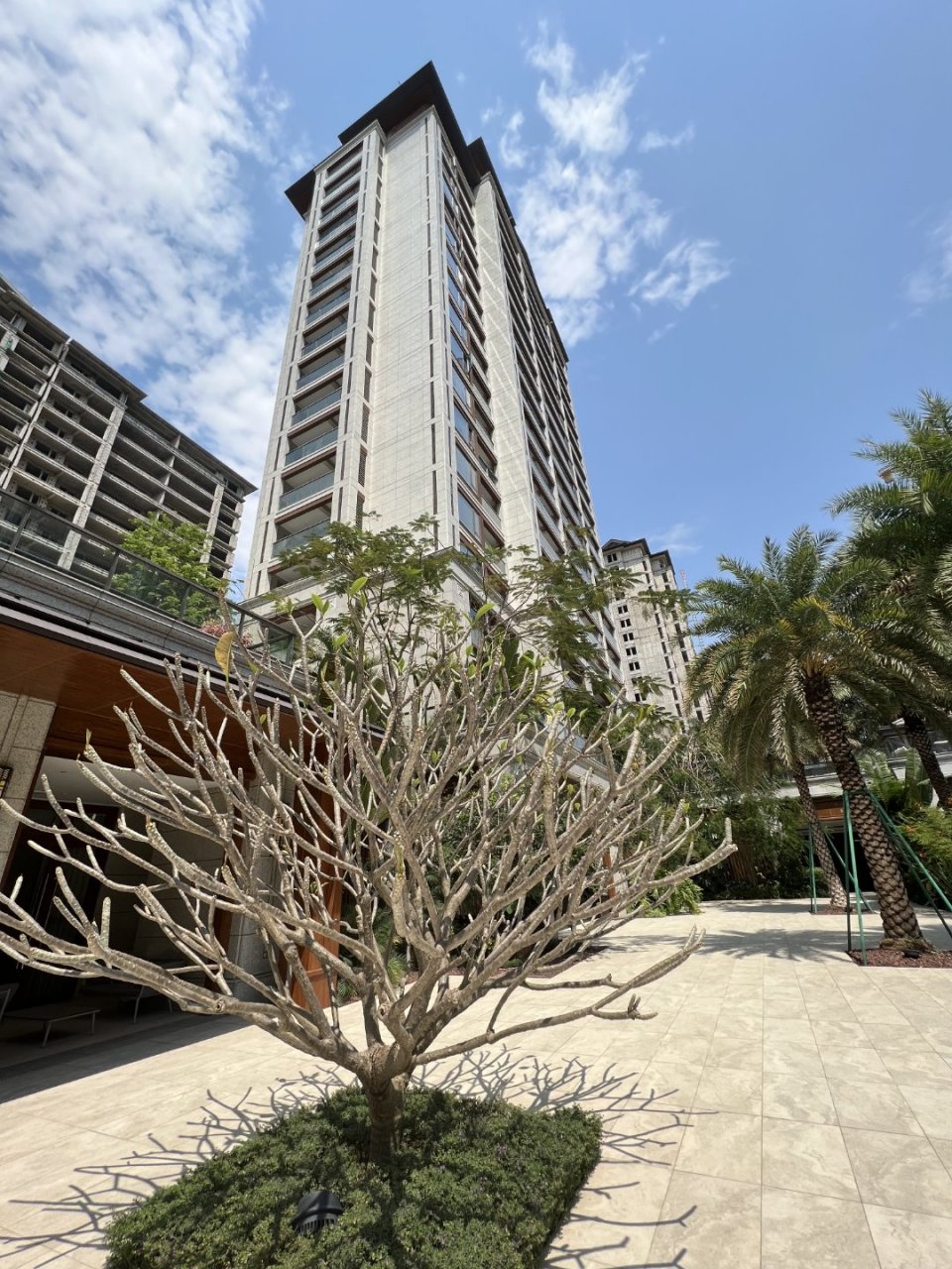 蓝天,白云,泳池,花团…… 在绿城春江明月, 回家就是我们度假的开始!