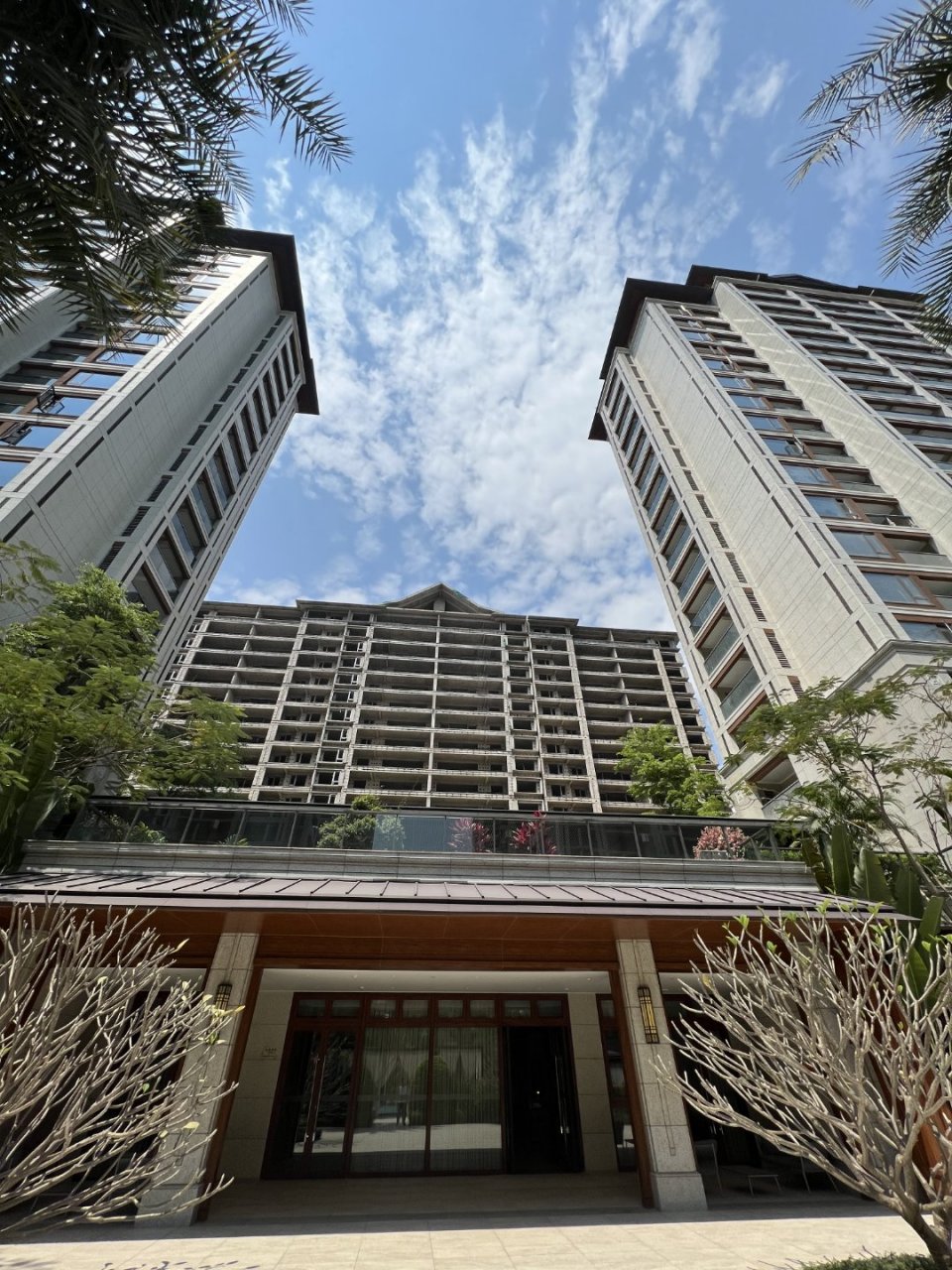 蓝天,白云,泳池,花团…… 在绿城春江明月, 回家就是我们度假的开始!