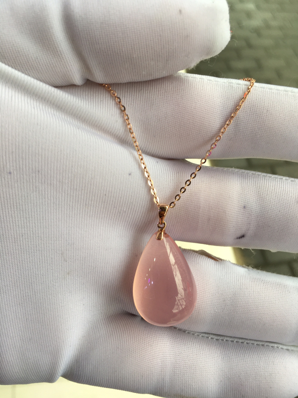 18k玫瑰金镶嵌芙蓉石(粉晶),水滴吊坠; 彻骨粉嫩的颜色,衬肤色好看