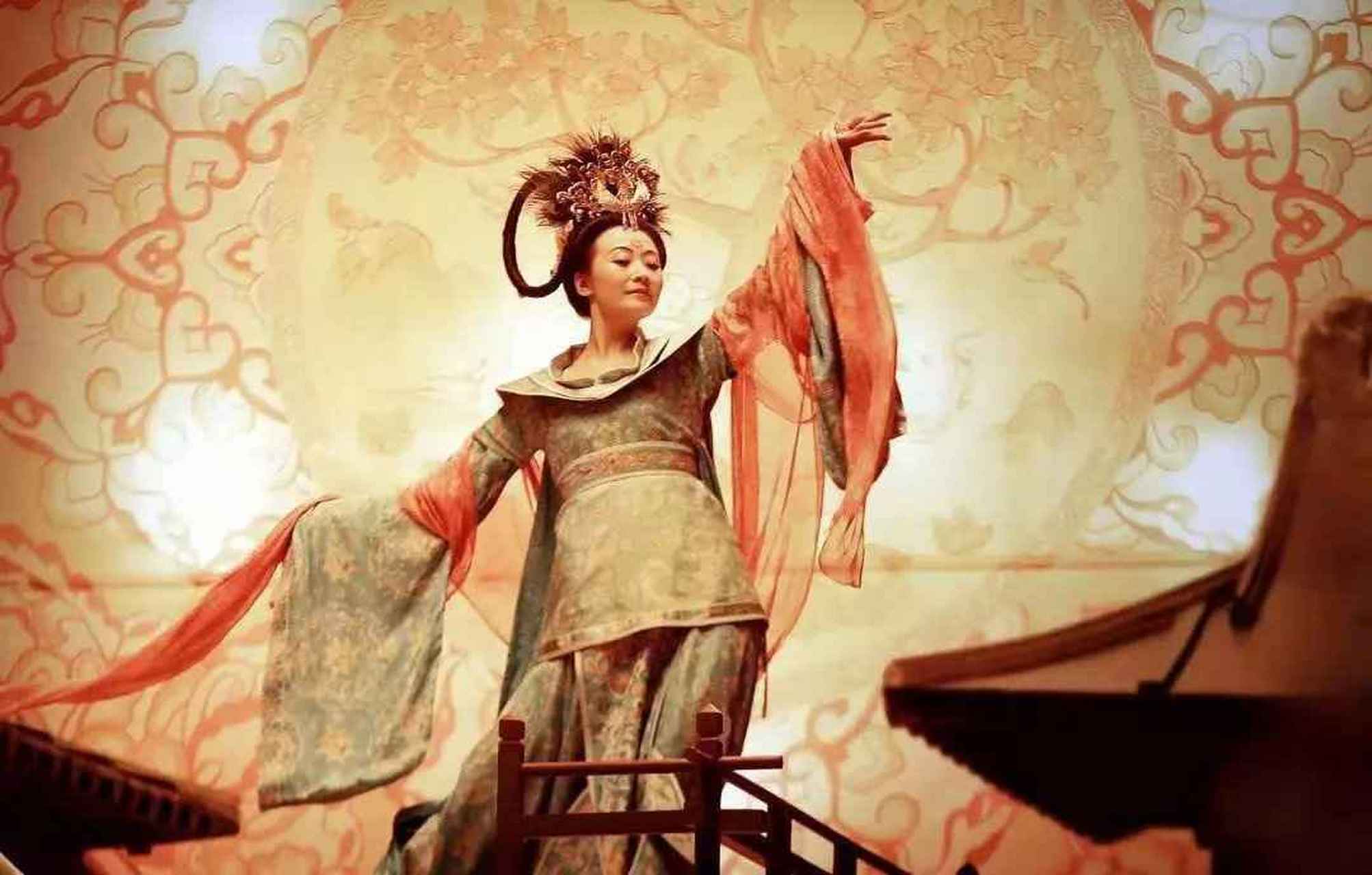 【汉服】唐代贵族奢华,"裙拖六幅湘江水",六幅差不多三米长,走起路来