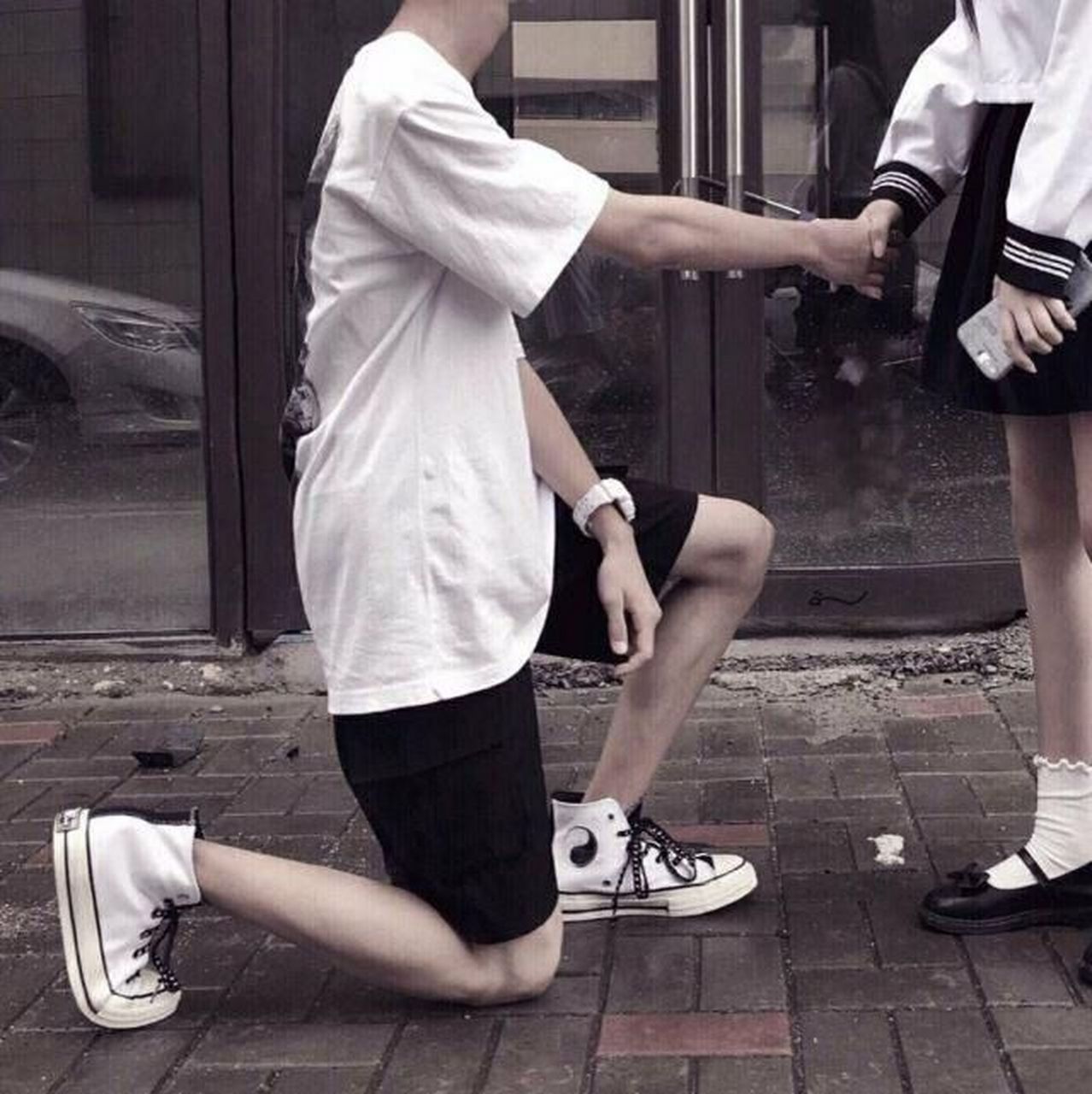 集美们,有没有那种男生跪在地上给女生求婚那种的情头!动漫的也可以!