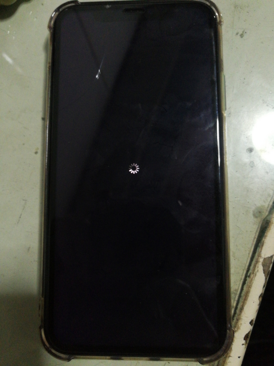 请问iphone11黑屏一直转圈,怎么解决呢?