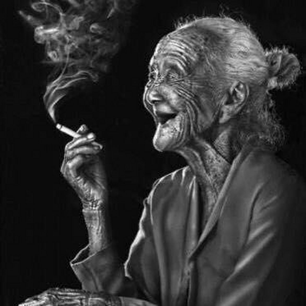 哪位大神帮我找一张类似的老头抽烟的图片,和这张搭配,情侣头像,求求