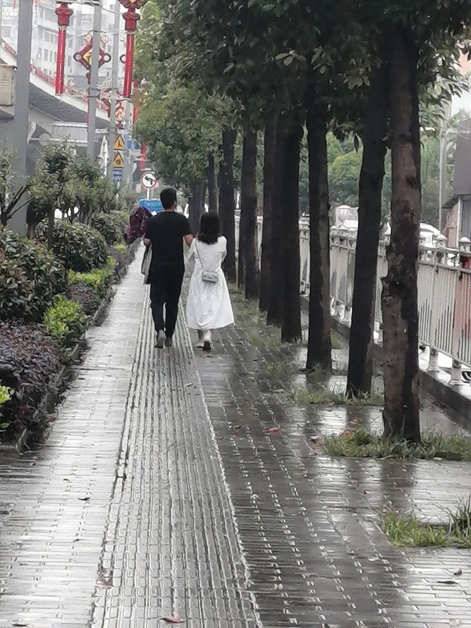 雨中偶遇一对情侣,在雨中漫步,看男孩的举动应该很爱很爱这个女孩,不