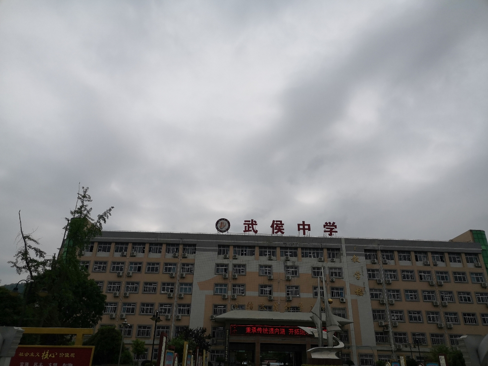 本人勉一中毕业,现就读于西安科技大学,擅长数学物理语文.