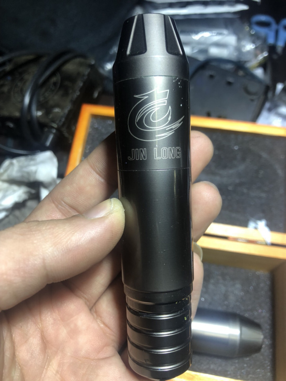 金龙纹身笔,九九新,放置时间久了,表面有点氧化.