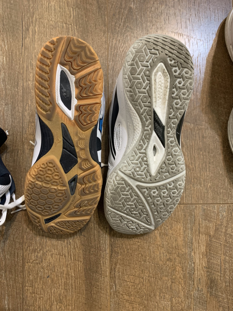 李宁王楚钦vs美津浓wave medal rise,当前两款热门乒乓球鞋上脚对比.