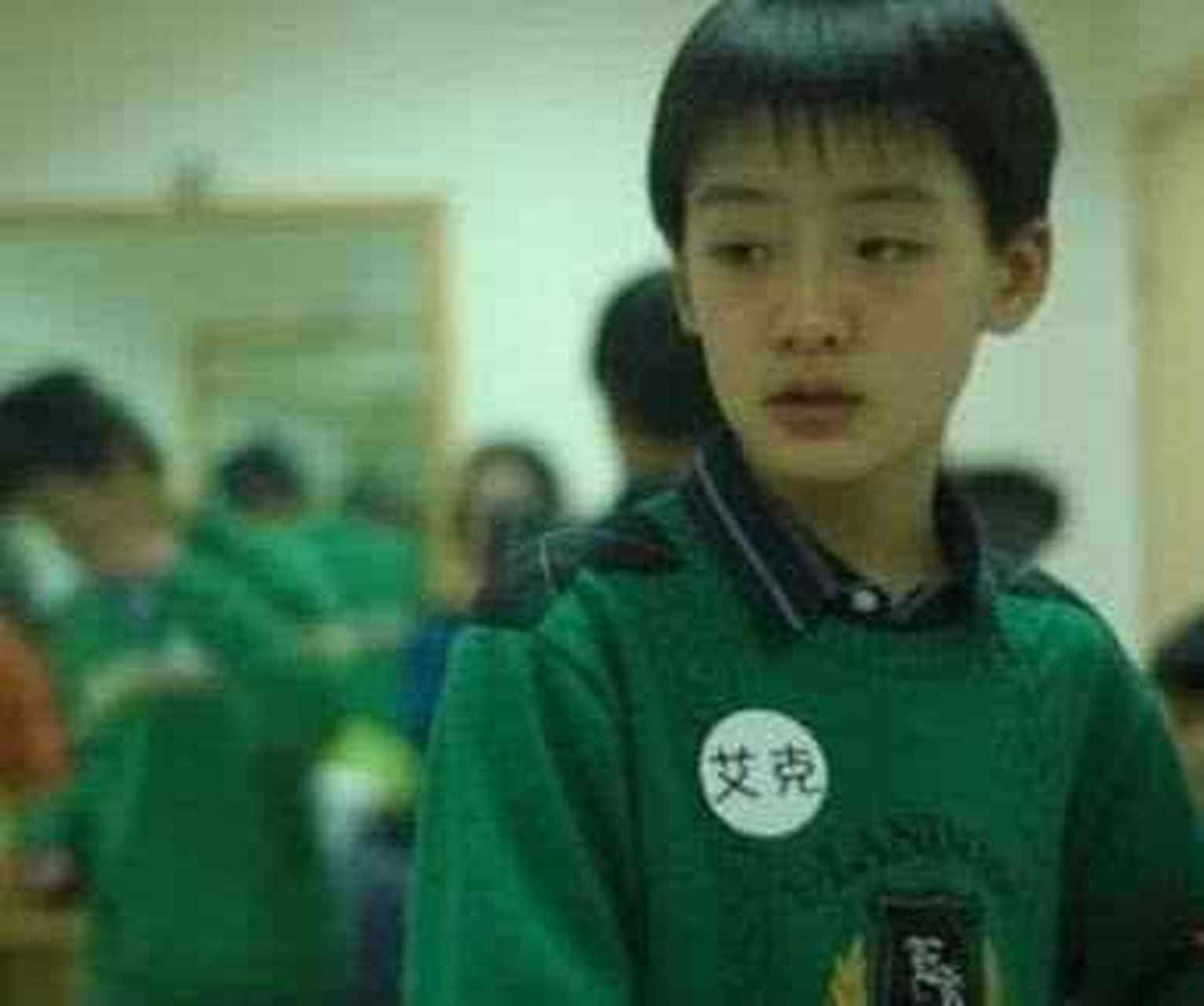 牛东文11岁就出演影剧《快乐星球Ⅱ》,饰演艾克,12岁的时候更是得到