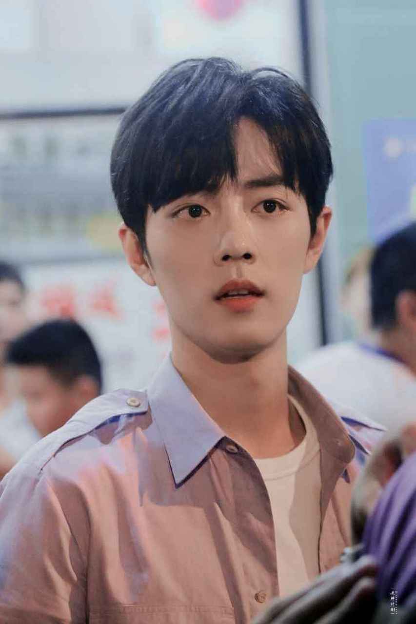 肖战《人物》杂志二月刊封面,大清早的看到战哥美图心情舒畅的不得了