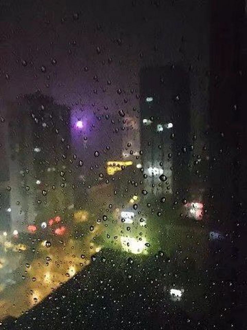 喜欢下雨的夜晚,听着窗外的雨声,睡在温暖的被窝里,感觉特别的踏实.