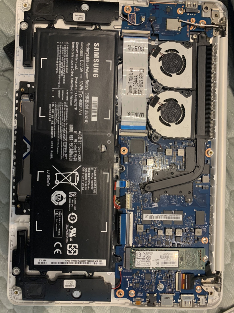 求助,三星910s3l笔记本怎么换内存啊,找不着在哪里换