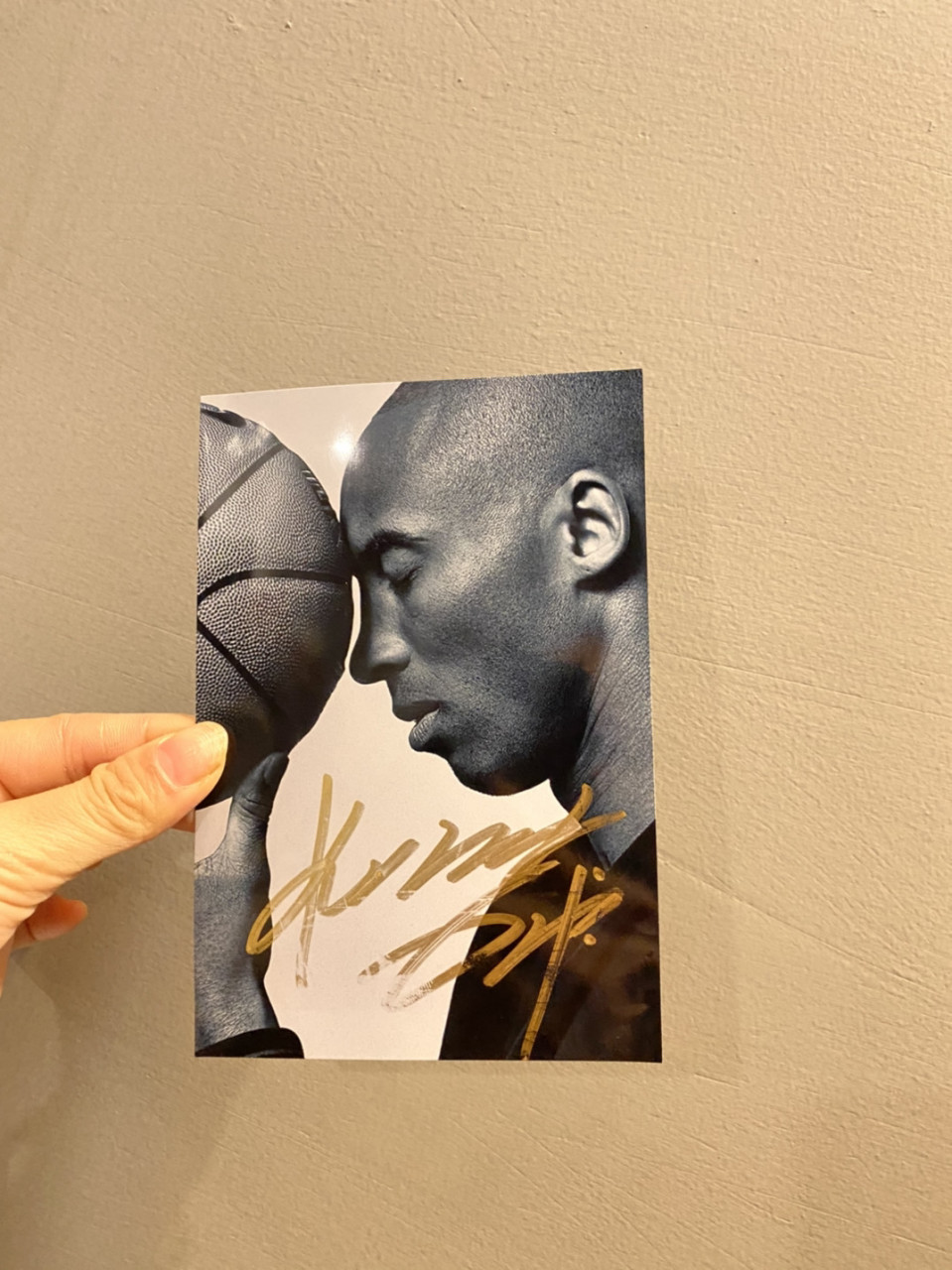 求真假,科比签名,要去讨个说法