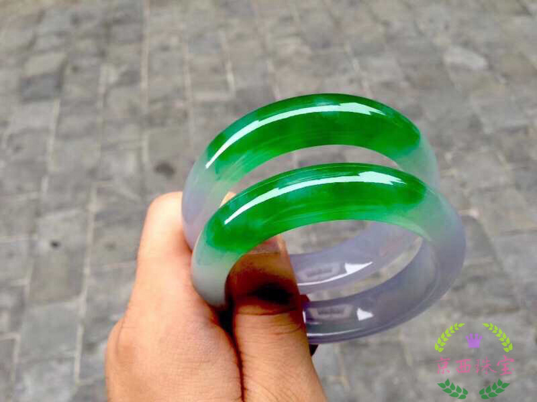 溶溶春水浸春云  碧琉璃滑净无尘  同根孪生双跳脱  执手成说致契阔