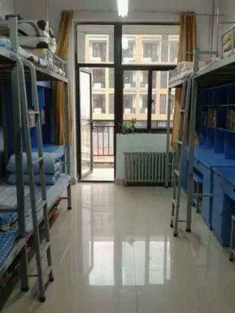 我们河南林业职业学院的宿舍上床下铺,空调独立卫生间