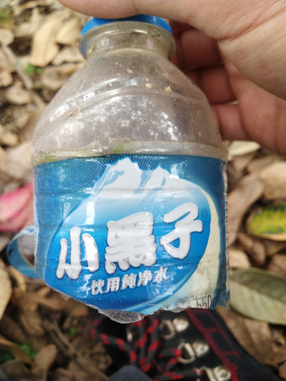 小黑子矿泉水图片