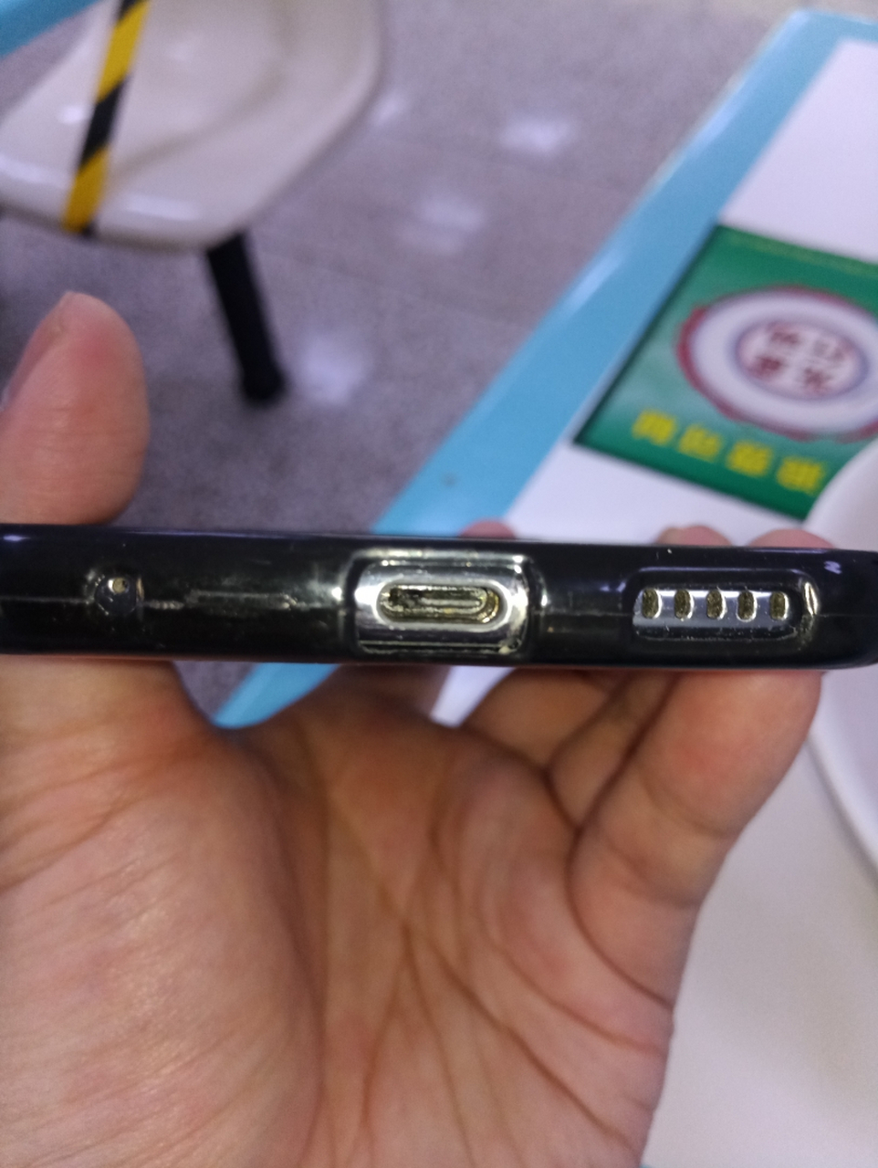 lg v35使用4个多月,尾插烧焦,没有进水,学校宿舍充电,突然震动一下