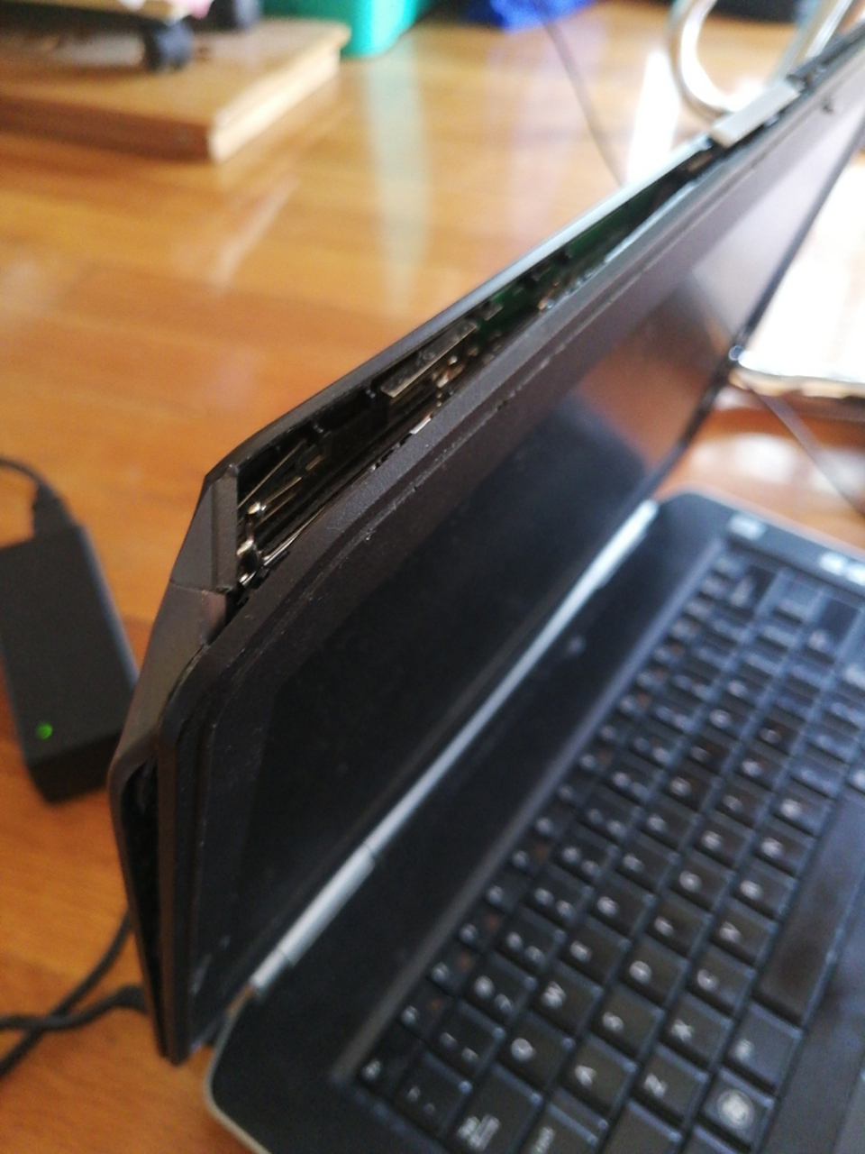 笔记本一个角磕坏了,怎么办?