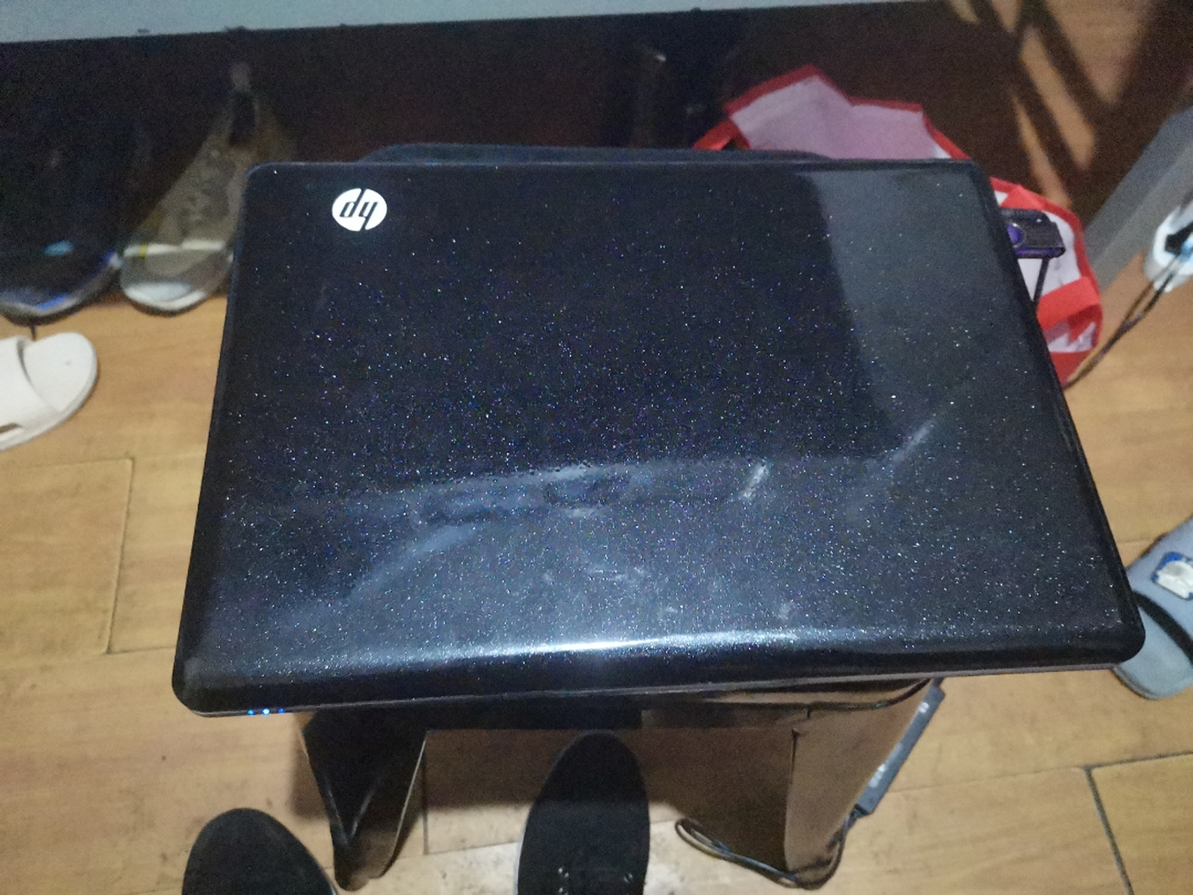 今天朋友拿来一台惠普笔记本有点旧型号是:hp pavilion dv6000!