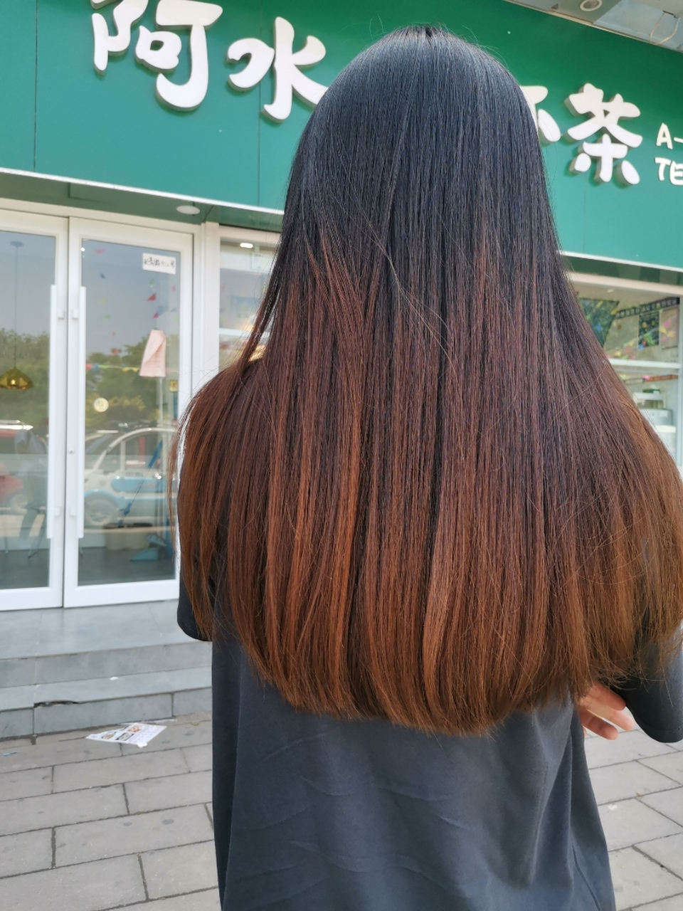 一半黑一半黄的头发,不知道还要不要染?#(黑线)