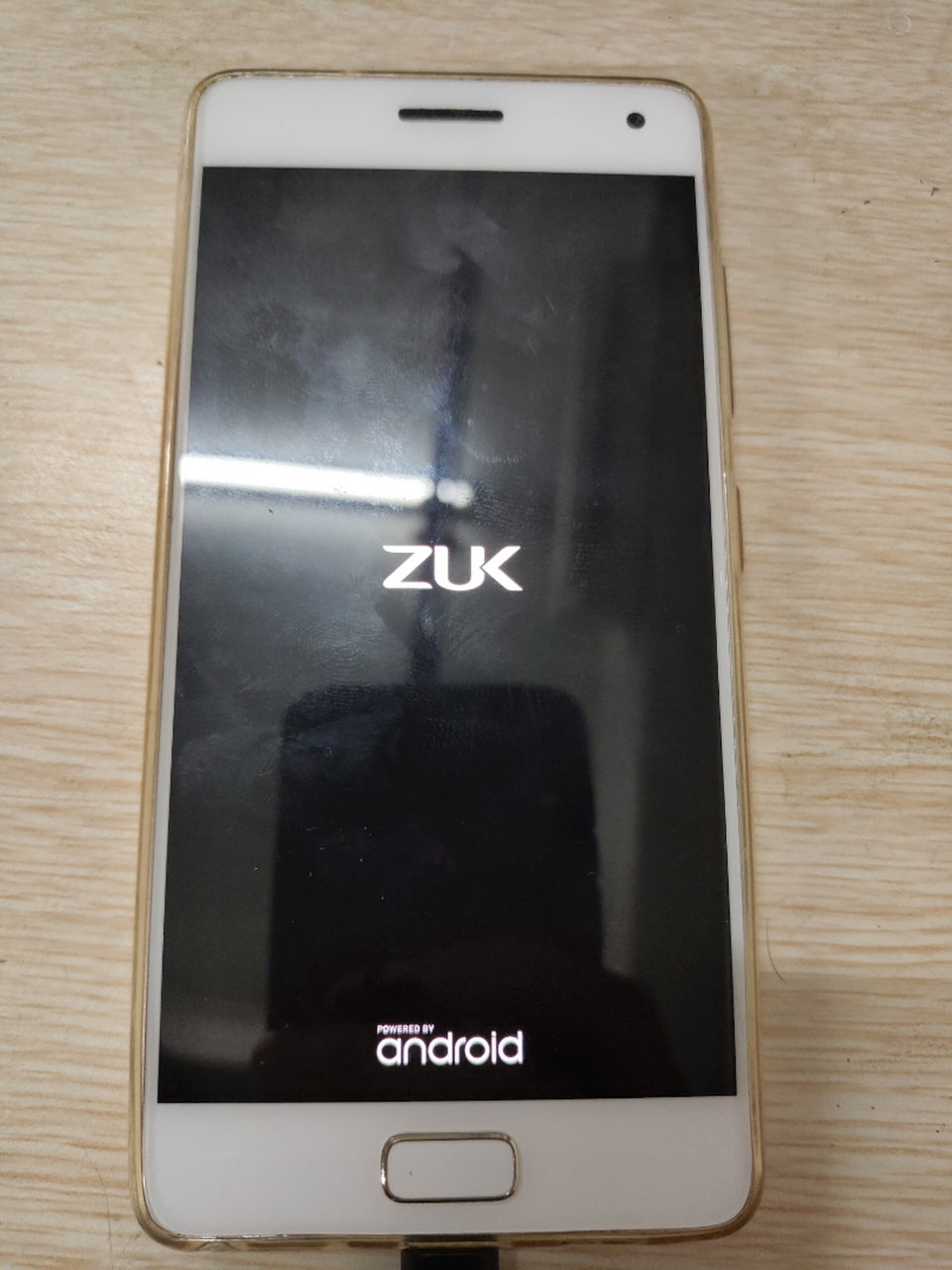 zuk z2pro手机,一充电就这样,先显示电量,然后显示zuk一直在闪在震动.