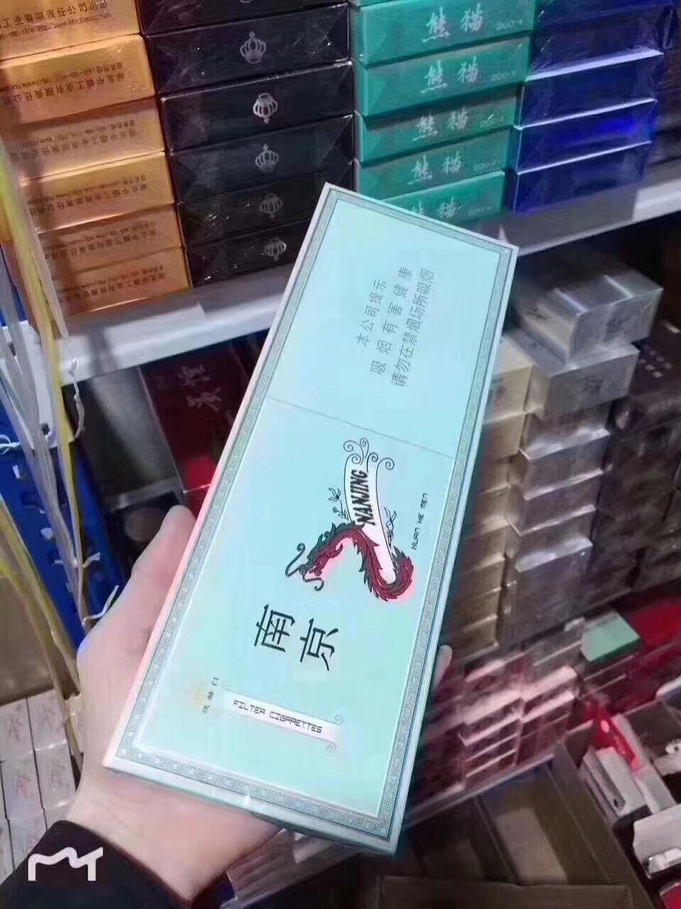 《细支炫赫门》细烟中煊赫门是首选,烟阻略大,但烟气醇厚,口有余香