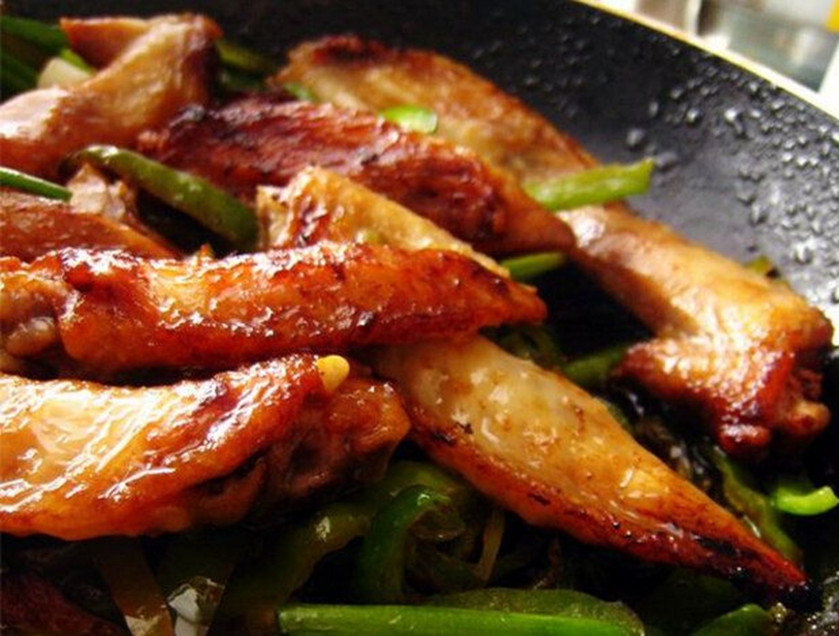 【干锅翅尖】1.翅尖洗净,加盐和生抽腌30min.2.