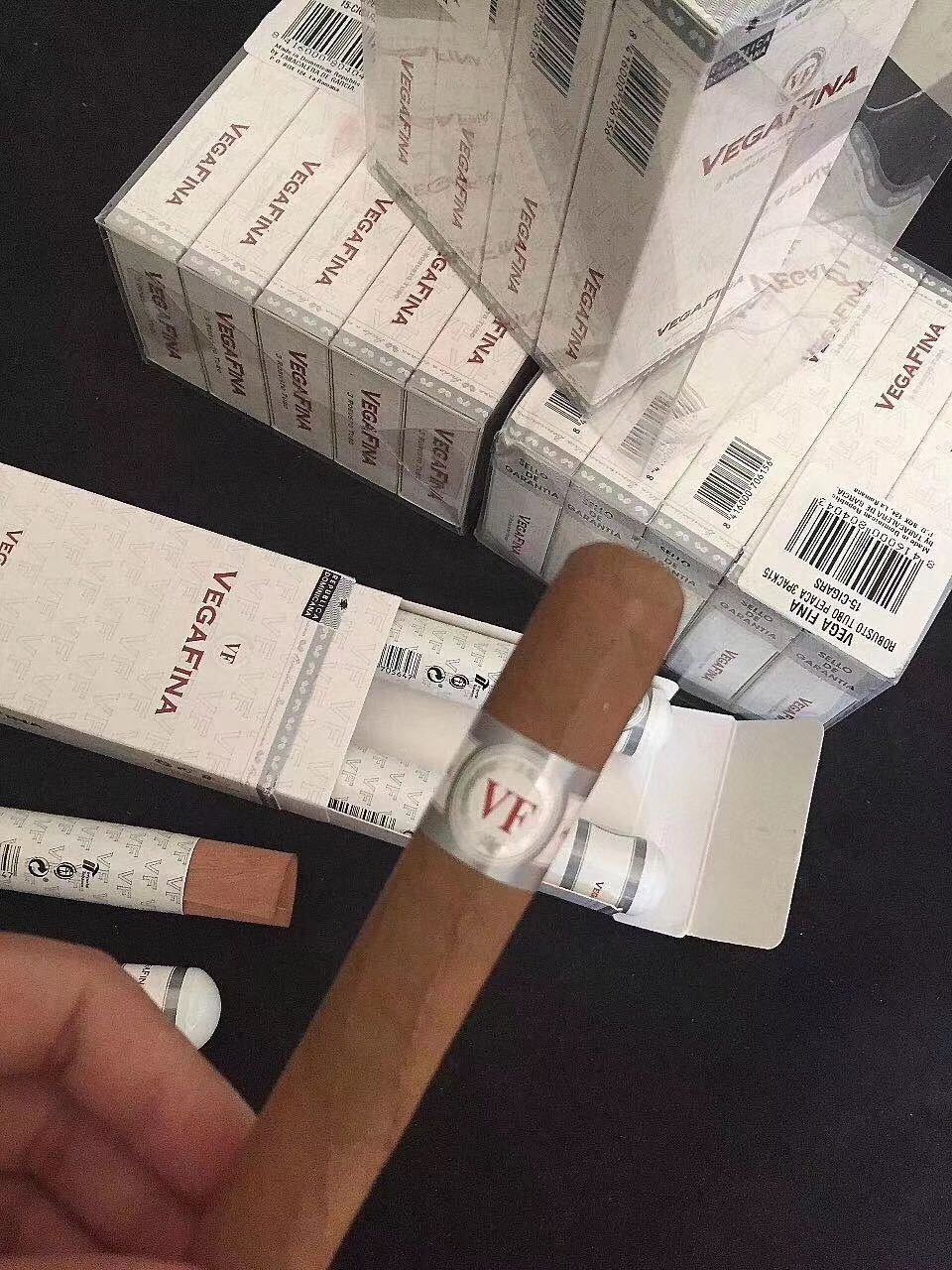 vf唯佳,标准罗布图尺寸,铝桶礼盒装,盒子非常有分量,15支铝管高档低调