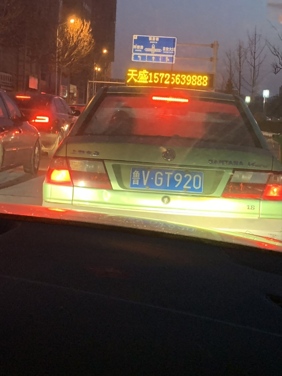 高密出租车真有素质!抢道,变道!