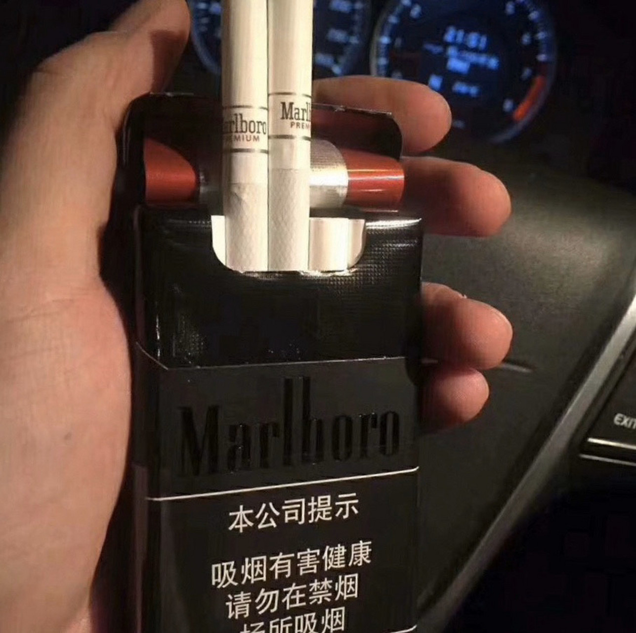 中免-黑睿万宝路 :     顶级黑一条5包,每包都带防潮贴纸,抽万宝路的