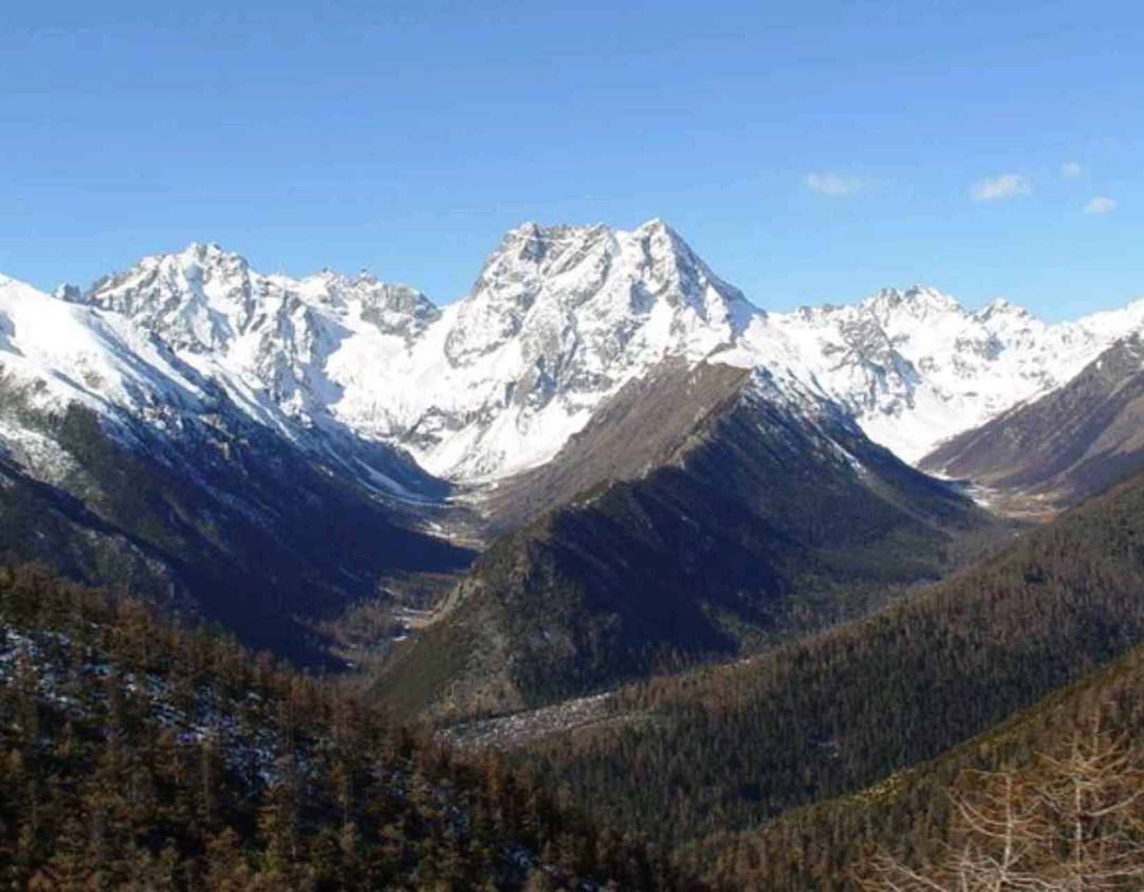 冰川侵蚀形成的冰川谷 冰川谷又称冰川槽谷或u形谷,是由冰川侵蚀作用